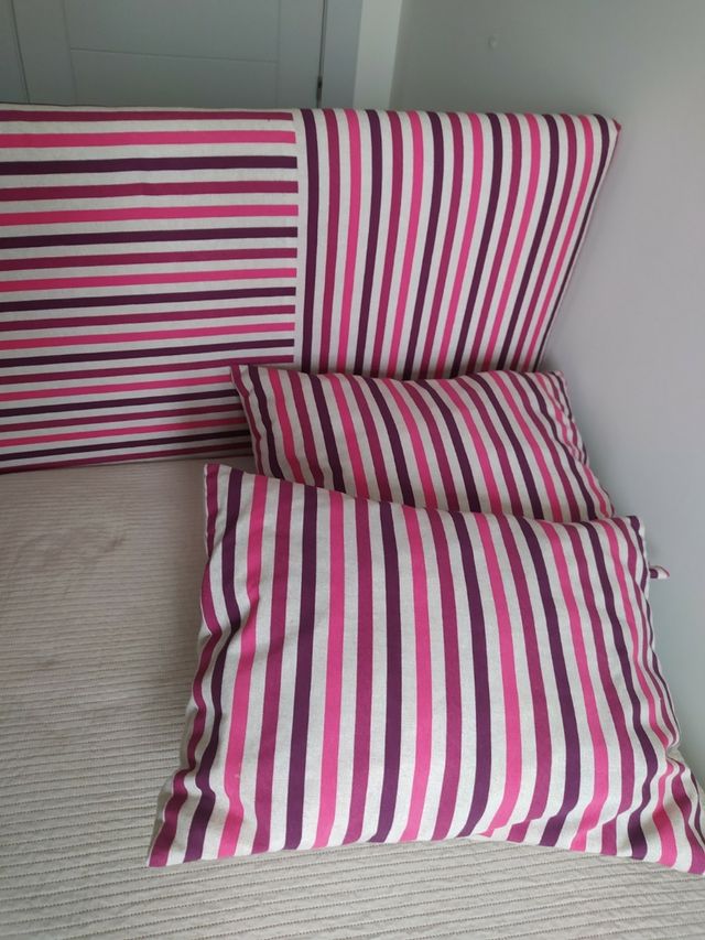 Dos cabeceros tapizados .