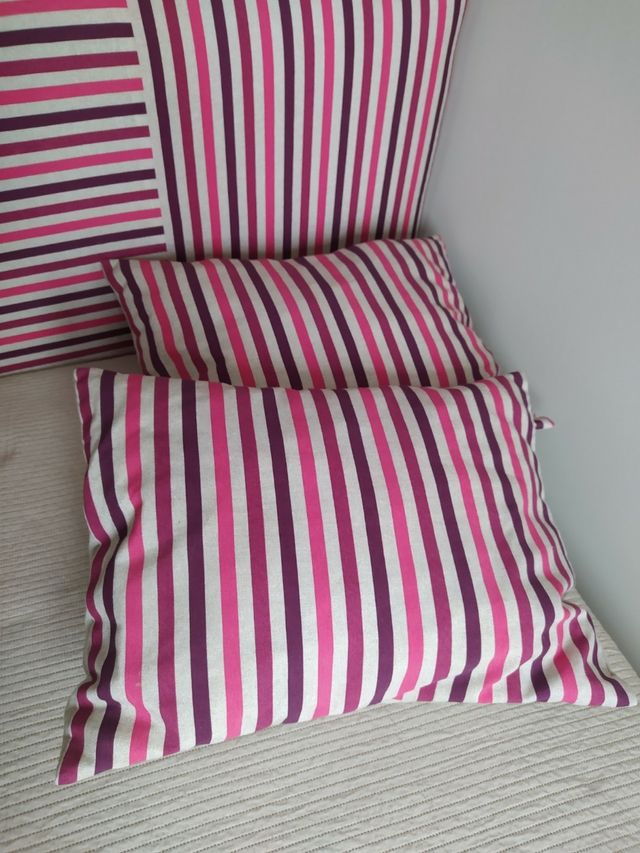 Dos cabeceros tapizados .