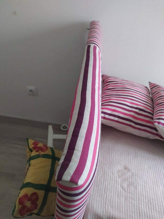 Dos cabeceros tapizados .