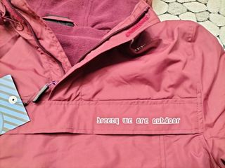 Forro Polar Breezy. Modelo Aubergine, con etiqueta
