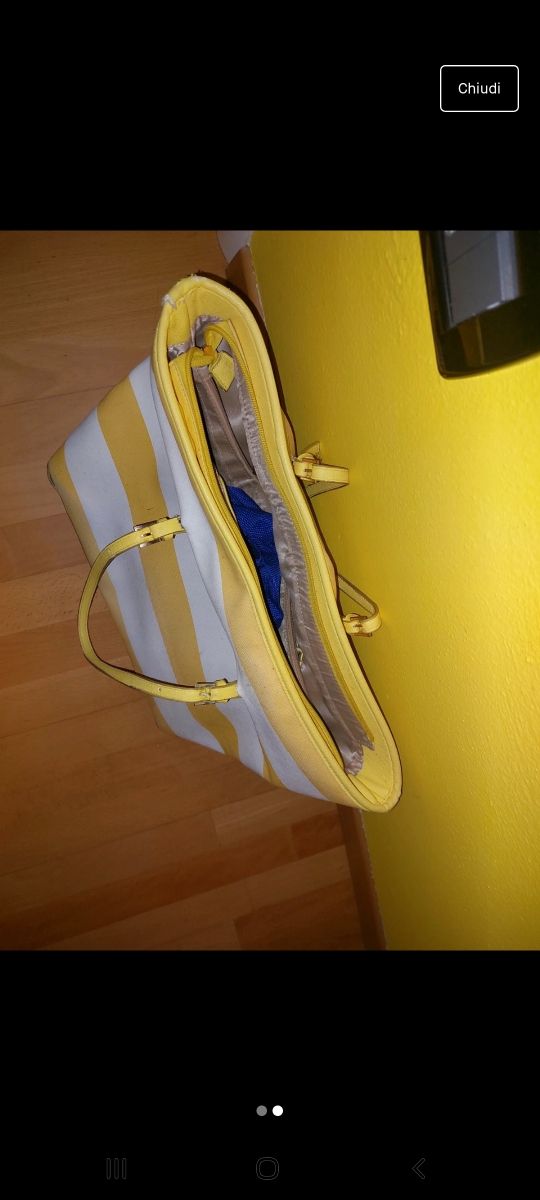 borsa da mare a righe gialle e bianche.