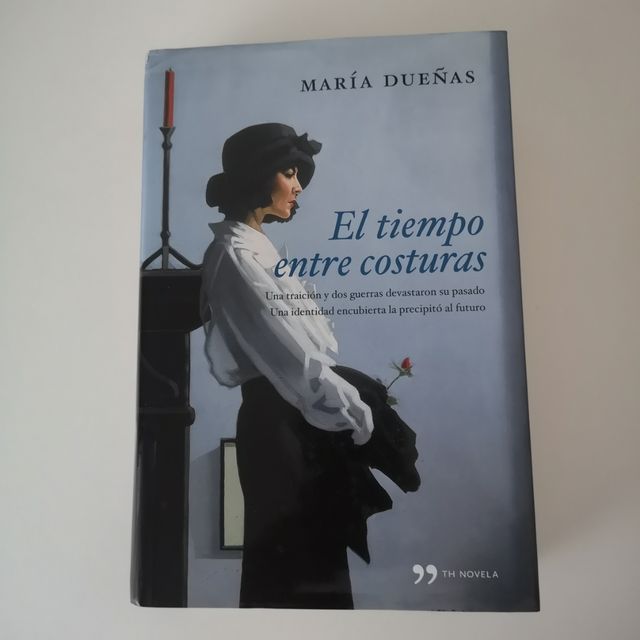 El tiempo entre costuras