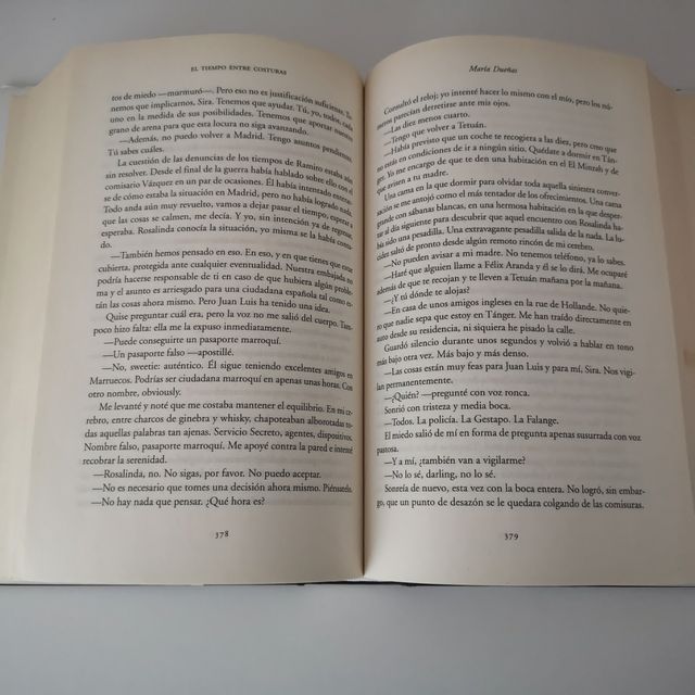 El tiempo entre costuras