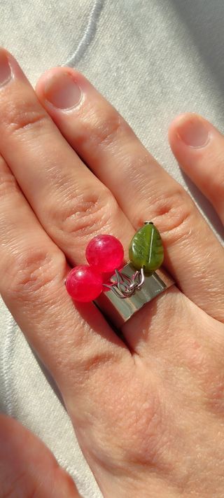 Anillo mini bayas mineral azul y jade blanco