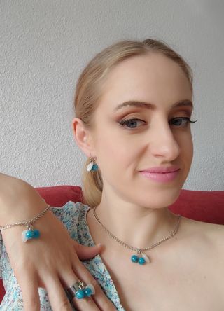 Anillo mini bayas mineral azul y jade blanco