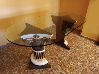 Mesa comedor de cristal y patas de escayola.