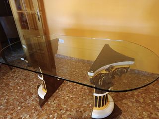 Mesa comedor de cristal y patas de escayola.