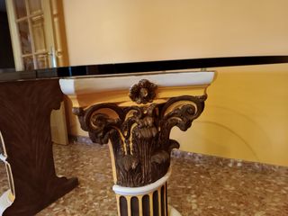 Mesa comedor de cristal y patas de escayola.