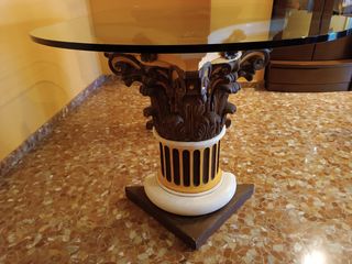 Mesa comedor de cristal y patas de escayola.