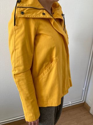 🧥 Chaqueta amarilla Zara talla XS