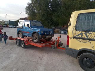 Grúa porta coches en plataforma