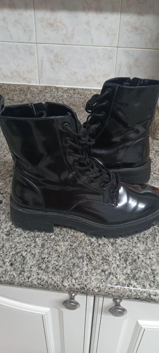 Botas charol chica 38 pull and bear