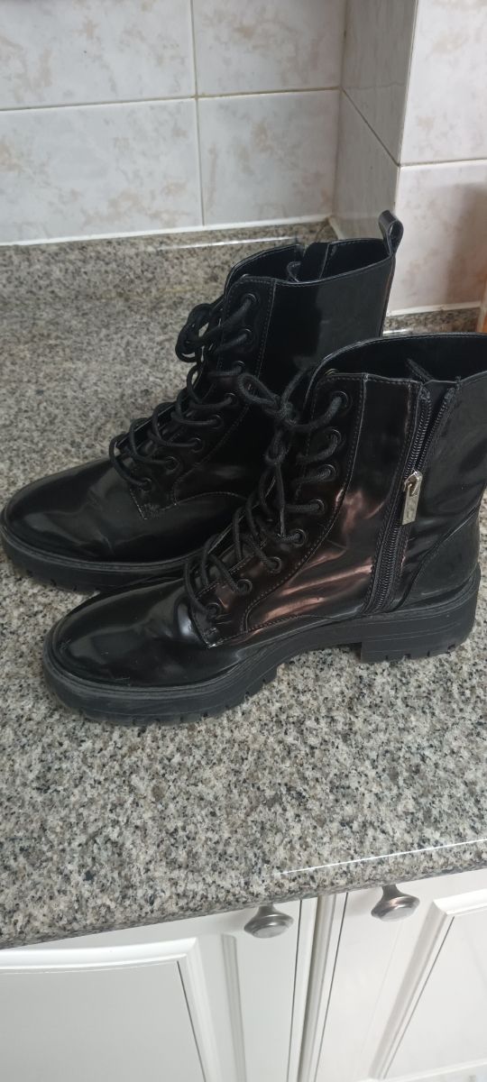 Botas charol chica 38 pull and bear