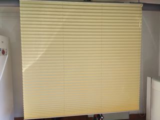 estor amarillo pálido Tiene 180cm de ancho y 169cm