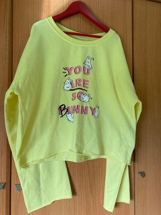 Sudadera con dibujos de conejo