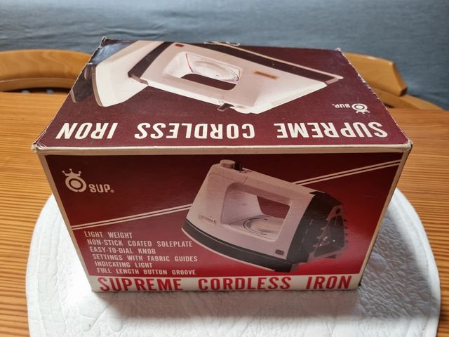 Nuovo ferro da stiro cordless a vapore