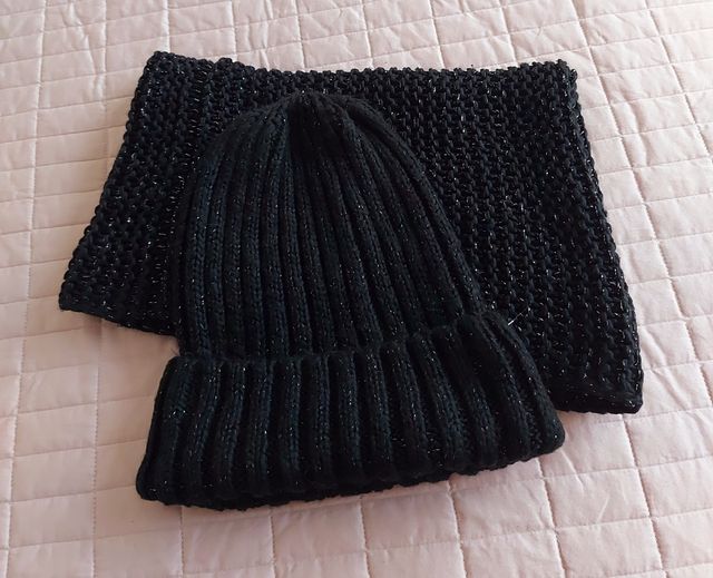 scaldacollo + cappellino nero con filo d'argento
