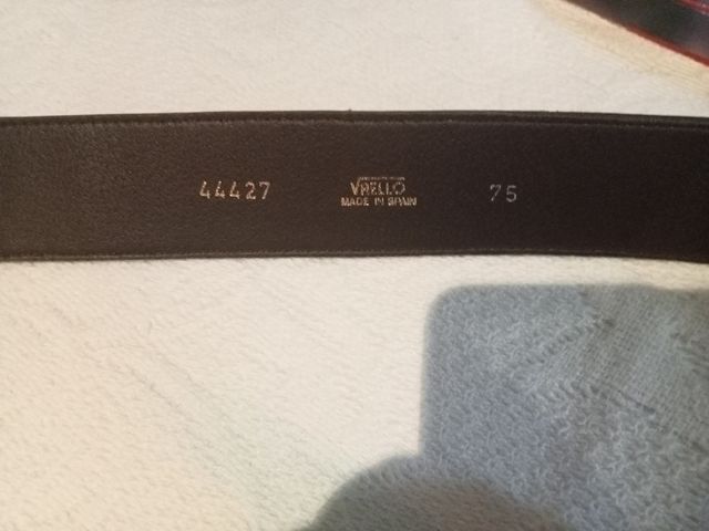 Cinturón vintage de piel con osos de metal.