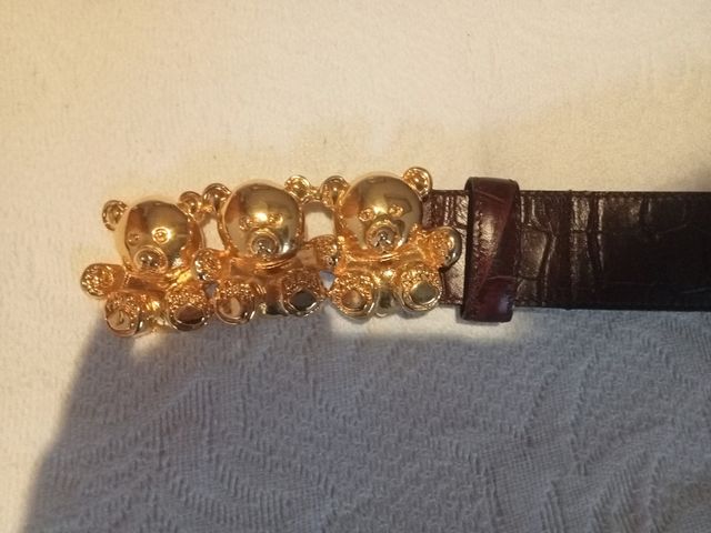 Cinturón vintage de piel con osos de metal.