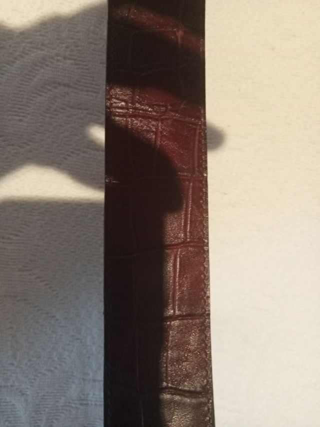 Cinturón vintage de piel con osos de metal.