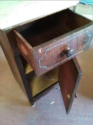 Antigua mesita de noche