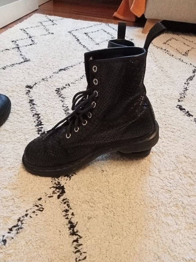 Dr. Martens negras. Número 39, UK6