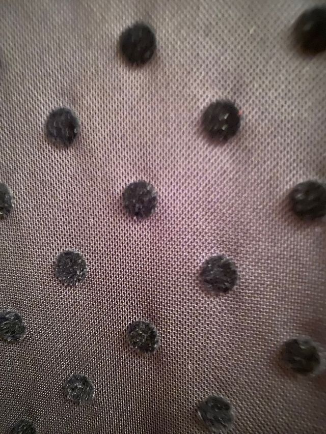 Top negro de tul con lunares de terciopelo