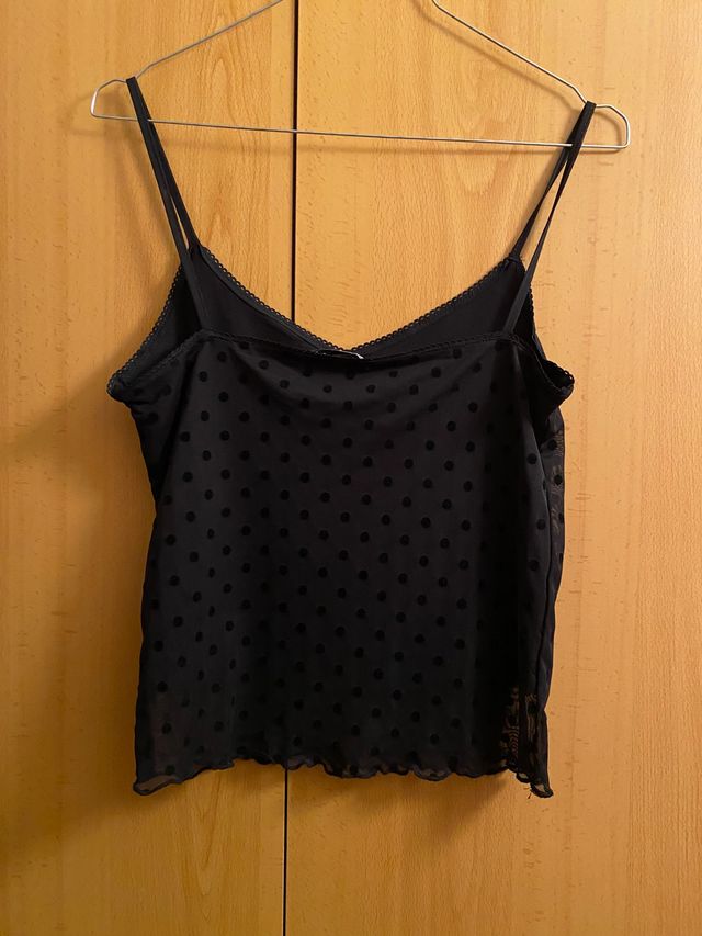 Top negro de tul con lunares de terciopelo