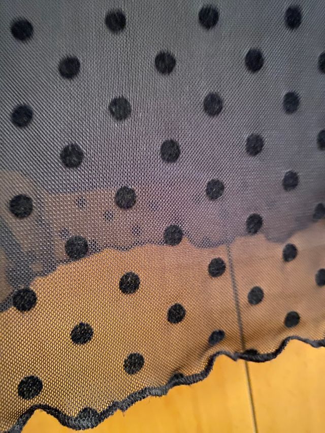 Top negro de tul con lunares de terciopelo
