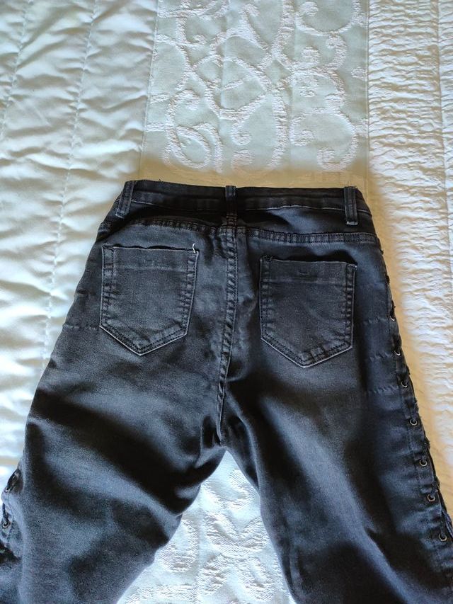 Pantalón negro con detalles laterales