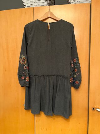 Vestido gris bordado zara