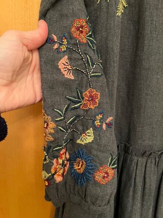 Vestido gris bordado zara