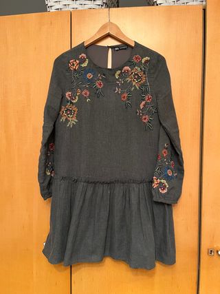 Vestido gris bordado zara