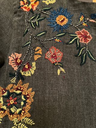 Vestido gris bordado zara