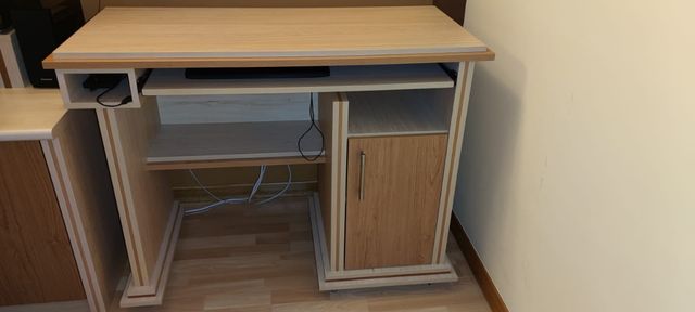 Escritorio, mesa de estudio.