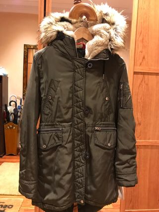 Abrigo impermeable verde con capucha