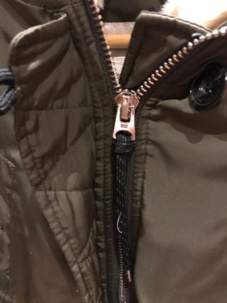 Abrigo impermeable verde con capucha