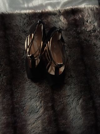 zapatos de tacón negros con dorados 