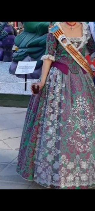 Traje fallera adulta, con manteletas y cancan.