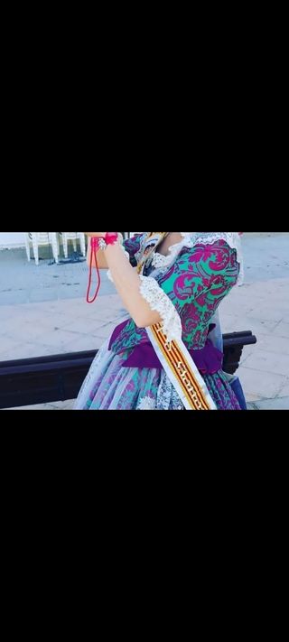 Traje fallera adulta, con manteletas y cancan.