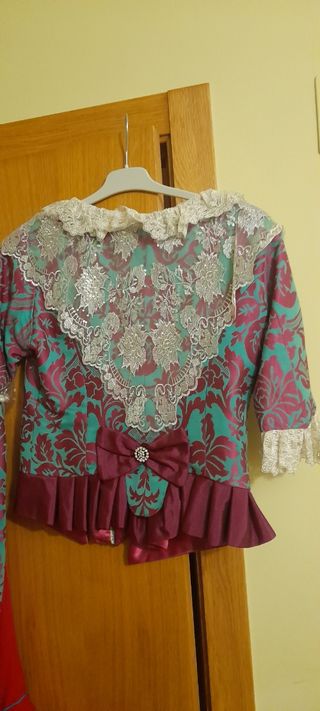 Traje fallera adulta, con manteletas y cancan.