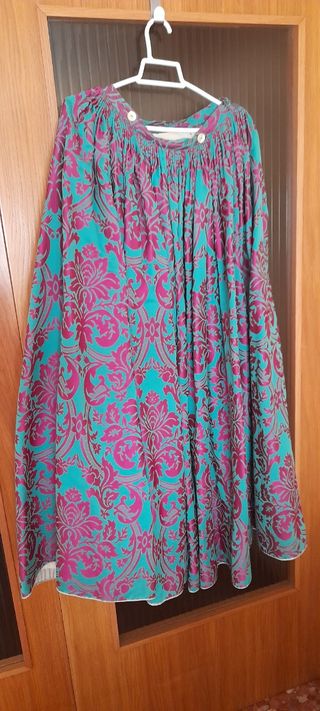 Traje fallera adulta, con manteletas y cancan.