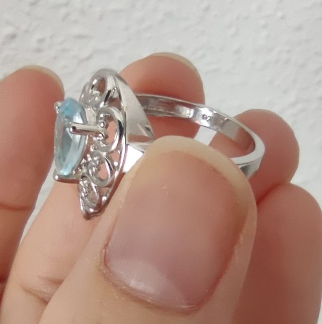 Sortija de topacio azul talla pera y plata 925