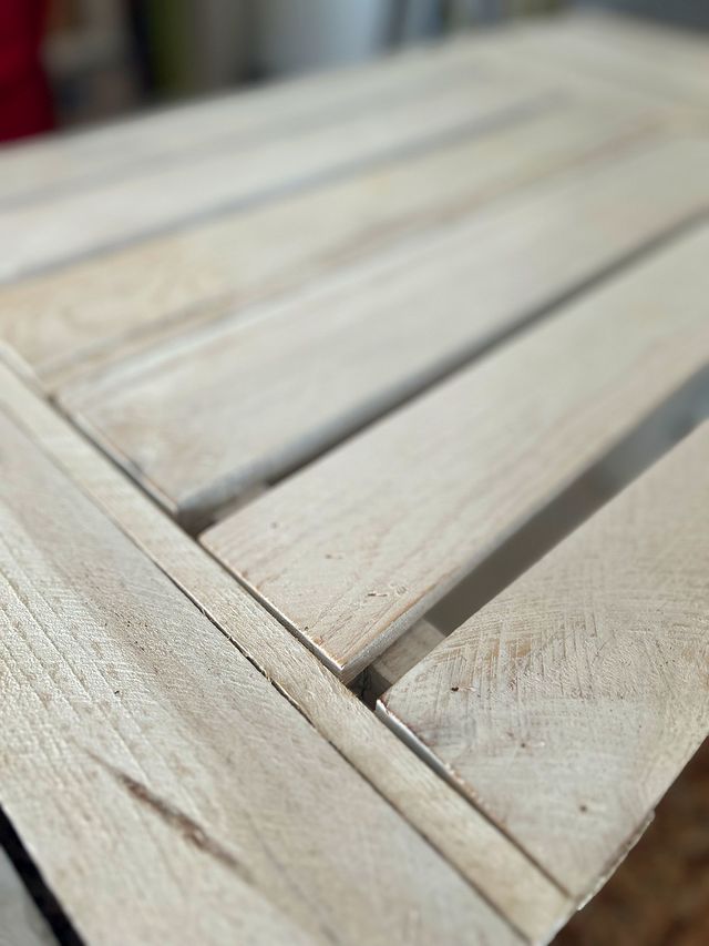 ¡Mesa artesanal hecha con madera reciclada!