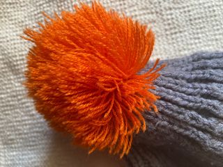 Cappello grigio ed arancione Chicco