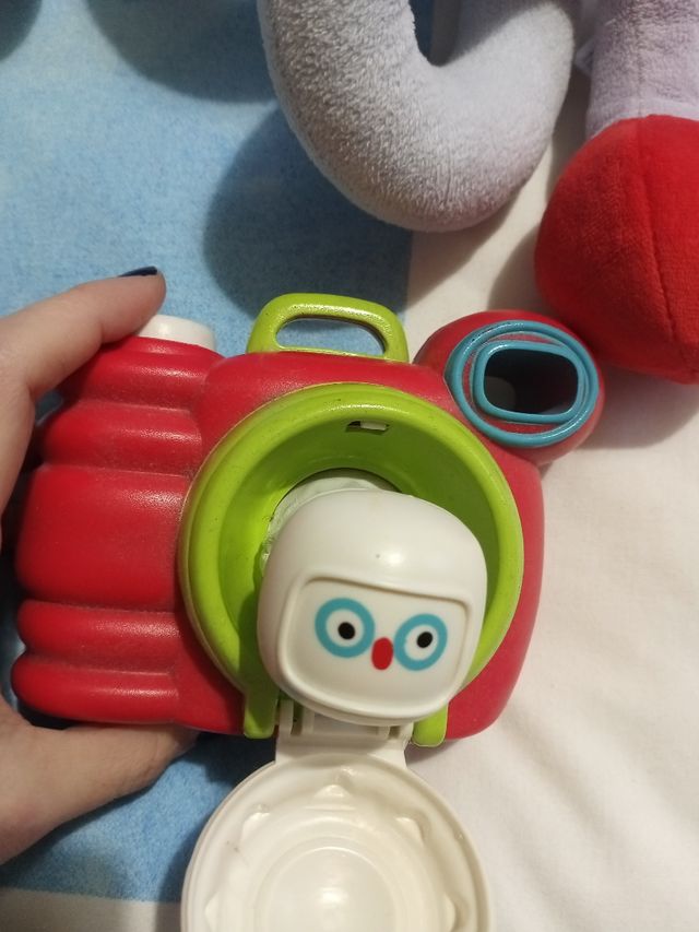 Lote jueguetes para bebé. Cámara y decoración cuna