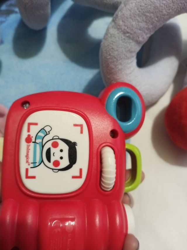 Lote jueguetes para bebé. Cámara y decoración cuna