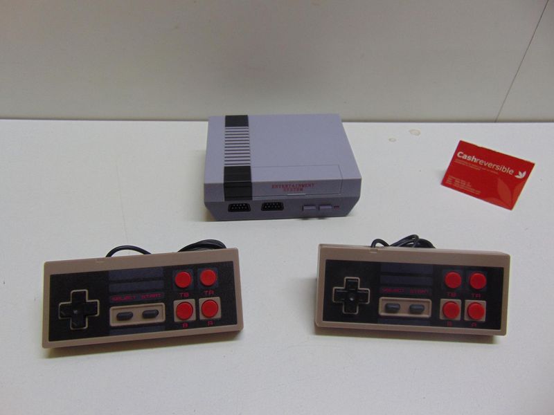 Imagen de MINI CONSOLA 8 BITS CON MANDOS Y HDMI (148957)