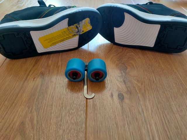 Zapatillas ruedas Hellys T35