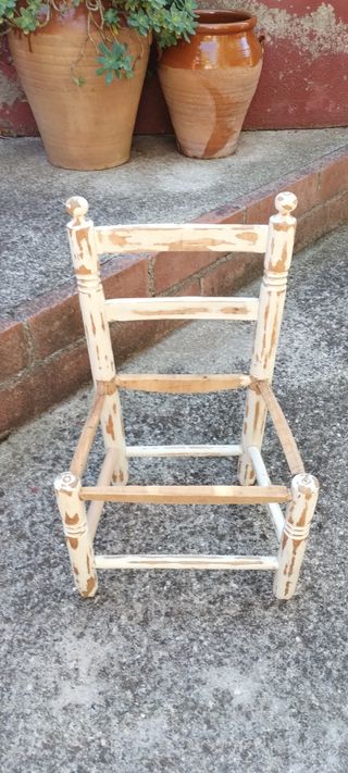 ESTRUCTURA DE SILLITA DE MADERA ANTIGUA.